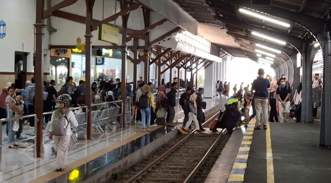 Lonjakan Penumpang di Stasiun Jember Sambut Libur Panjang Akhir Pekan