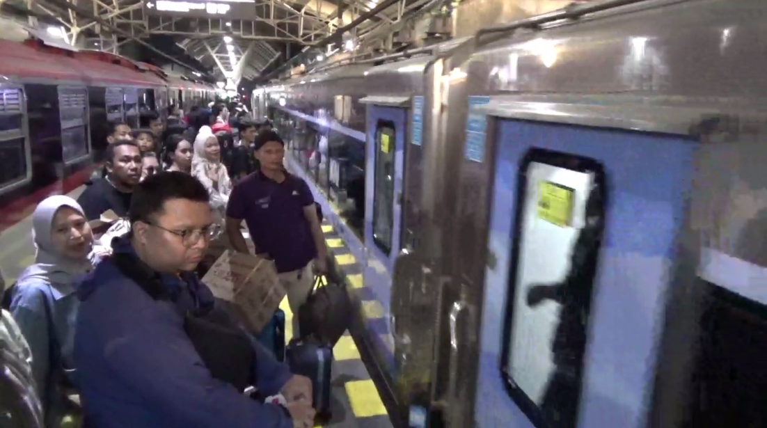 Puncak Arus Balik, Ribuan Penumpang Padati Stasiun Tugu Yogyakarta