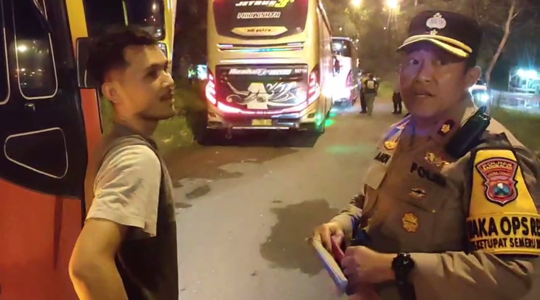 Polisi Hadang Bus-Bus Jakmania Menuju Madura
