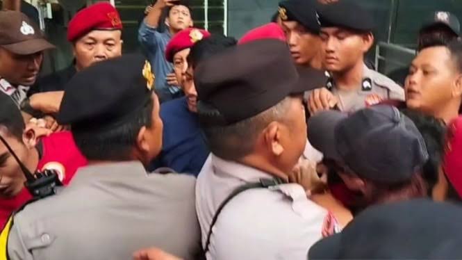 Kericuhan Warnai Sidang Hasto di Jakarta