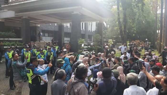 TPUA Demo UGM Tanyakan Keaslian Ijazah Jokowi, Hercules Pasang Badan: Mereka Bikin Gaduh
