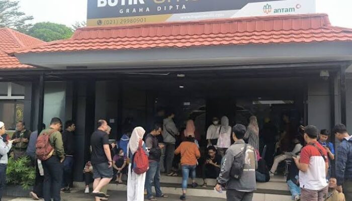 Harga Meroket, Dalam Negeri Fenomena Borong Emas