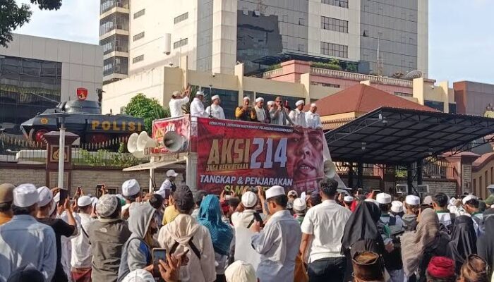 Ratusan Massa GEMA PEKA Gelar Aksi Unjuk Rasa di Depan Mabes Polri Tuntut Penangkapan Fuad Plered