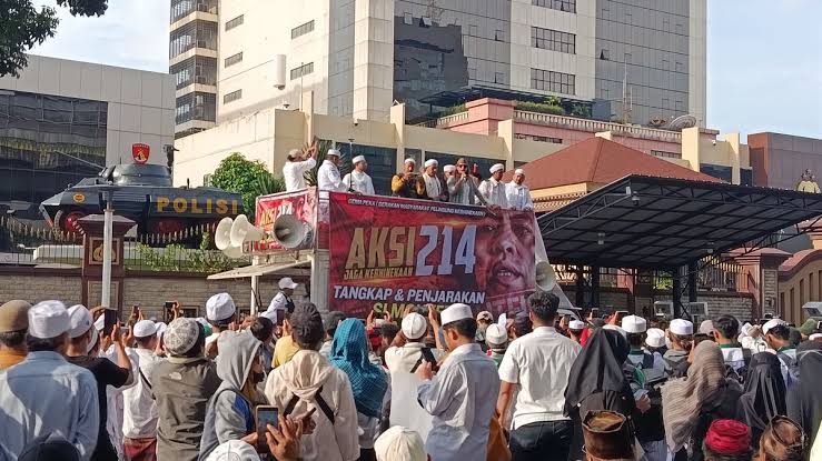Ratusan Massa GEMA PEKA Gelar Aksi Unjuk Rasa di Depan Mabes Polri Tuntut Penangkapan Fuad Plered