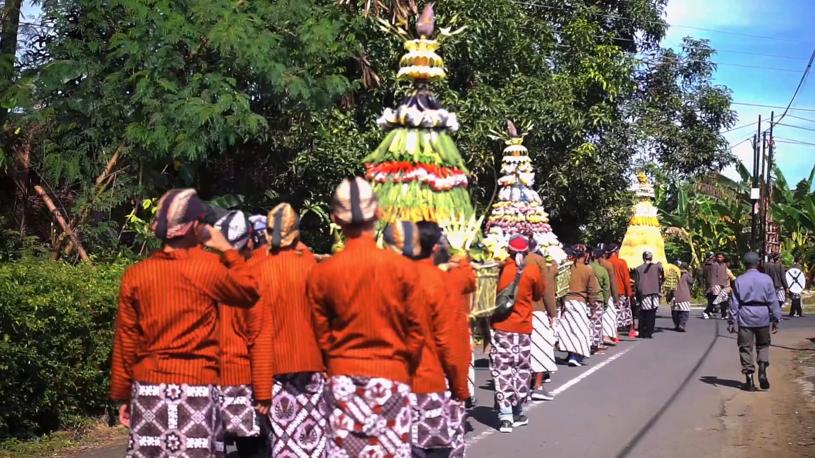 Gunungan Hasil Bumi Jadi Rebutan di Merti Desa Bendungan, Kulonprogo