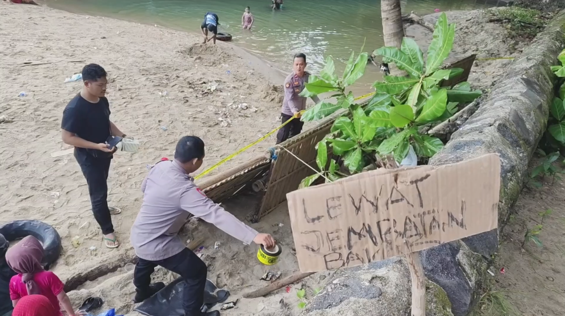Polisi Tangkap Pelaku Pungli Jembatan Bambu di Pantai Carita