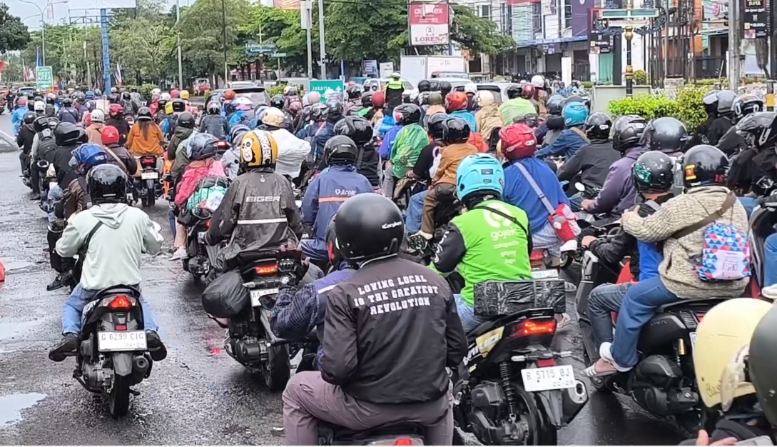 Ribuan Kendaraan Padati Jalur Pantura Cirebon Menjelang Puncak Arus Balik Lebaran Jalur Pantura Cirebon Padat