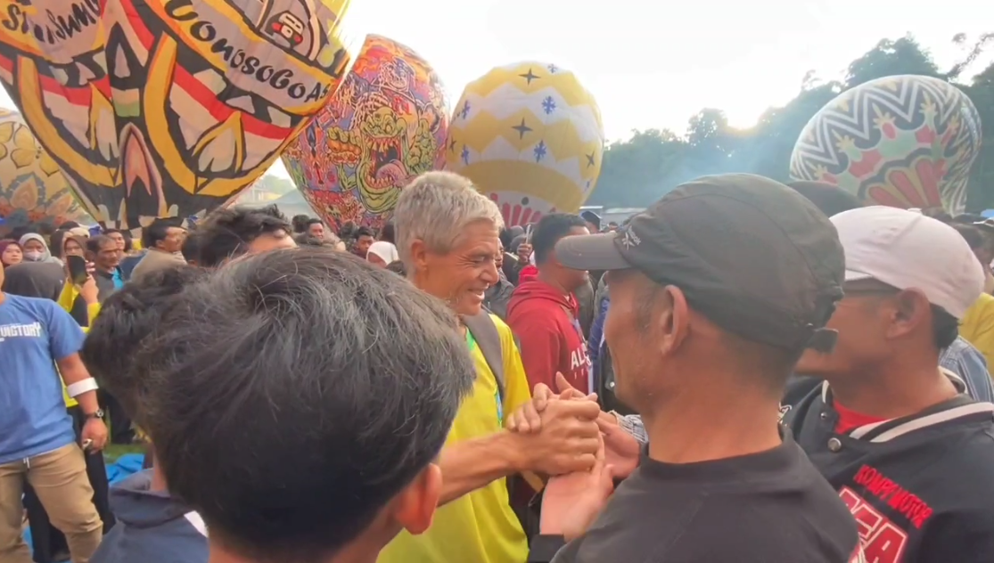 Warna-warni Langit Wonosobo: Magnet Wisatawan yang Mendunia Lucio Jose, peserta asal Brasil, Balonnya Terlepas