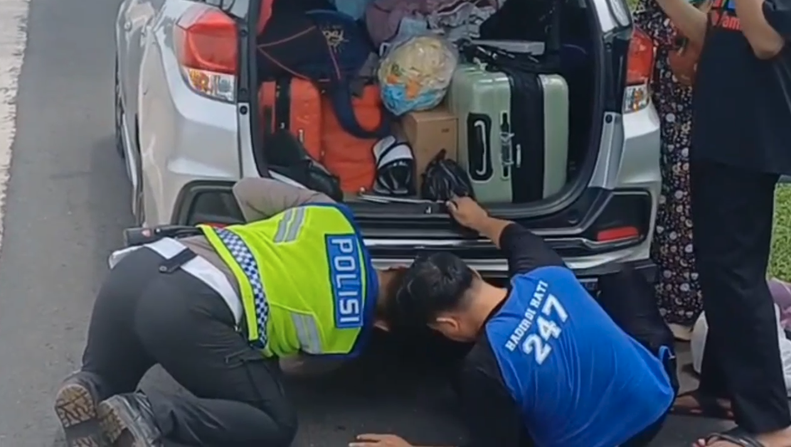 Aksi Sigap Polisi Majalengka: Bantu Pemudik dengan Ban Pecah di Tol Cipali