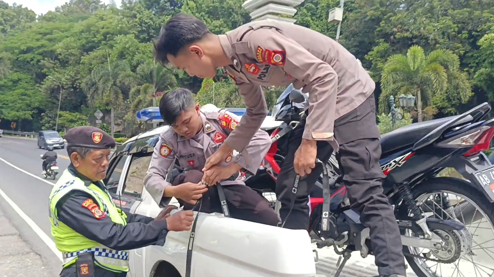 Lelah Menuntun Motor, Bantuan Polisi di Pos Hargodumillah Jadi Penyelamat