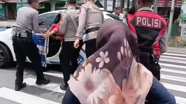 Gerak Cepat Polisi Tembus Lalin Padat, Kawal Bocah Kejang ke RS di Sumedang