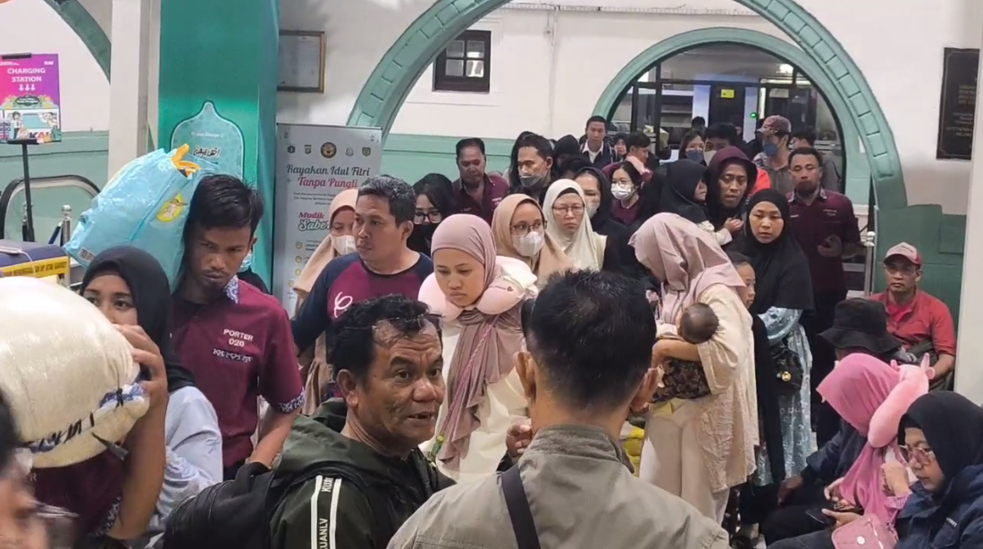Arus Balik Lebaran di Stasiun Pasar Senen, Pemudik Pilih Pulang Lebih Awal