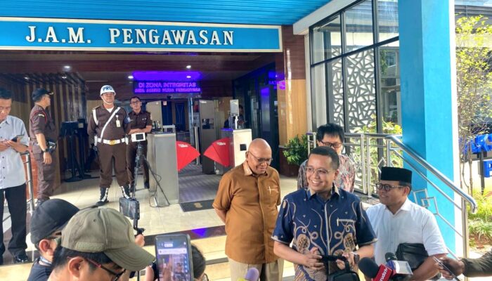 Koalisi Sipil Masyarakat Anti Korupsi Serahkan Surat Terbuka dan Buku Dugaan Korupsi kepada Presiden Prabowo