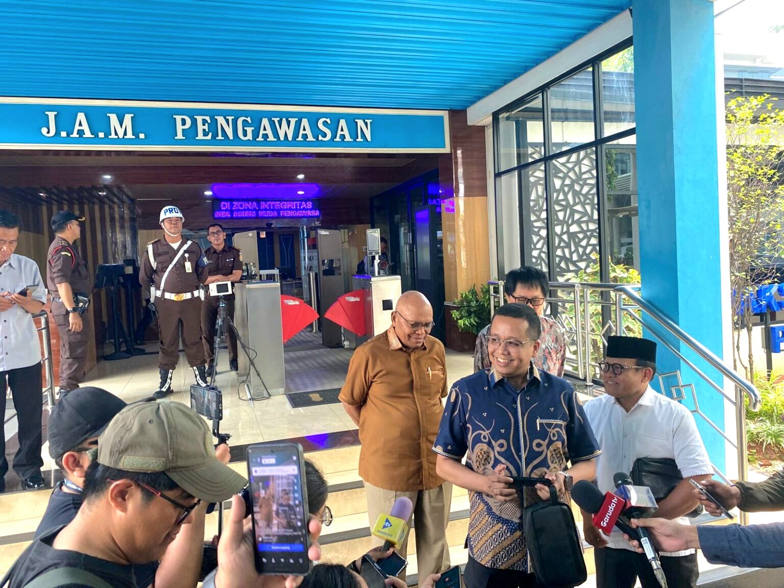 Koalisi Sipil Masyarakat Anti Korupsi Serahkan Surat Terbuka dan Buku Dugaan Korupsi kepada Presiden Prabowo