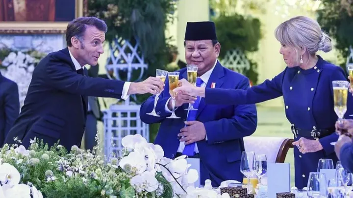 Viral Foto Bersulang Prabowo dan Macron, Ternyata Ini Minumannya