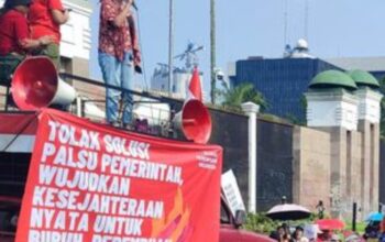 Massa Buruh Mulai Berdatangan Untuk Aksi Hari Buruh di Depan Gedung DPR