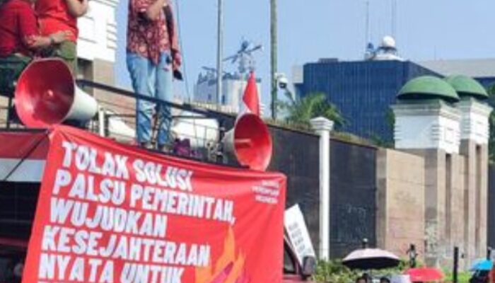 Massa Buruh Mulai Berdatangan Untuk Aksi Hari Buruh di Depan Gedung DPR