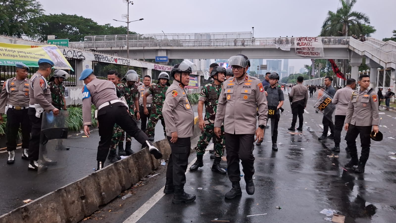 Kapolda dan Wakapolda Metro Jaya Turun Tangan Perbaiki Fasilitas Umum Rusak Pasca Demo May Day Depan DPR RI