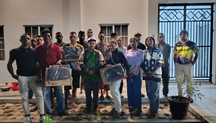 DPRD Provinsi Papua Selatan Dapil 3 Mappi Berikan Bantuan Laptop kepada Mahasiswa Mappi di Malang