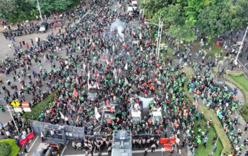Jakarta Macet Total: Aksi Demo Ojol Tuntut Potongan 10% Bikin Lumpuh Lalu Lintas, Warga Mengeluh!