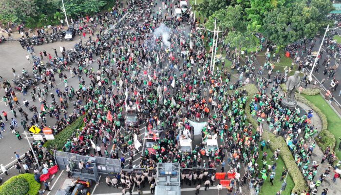 Jakarta Macet Total: Aksi Demo Ojol Tuntut Potongan 10% Bikin Lumpuh Lalu Lintas, Warga Mengeluh!