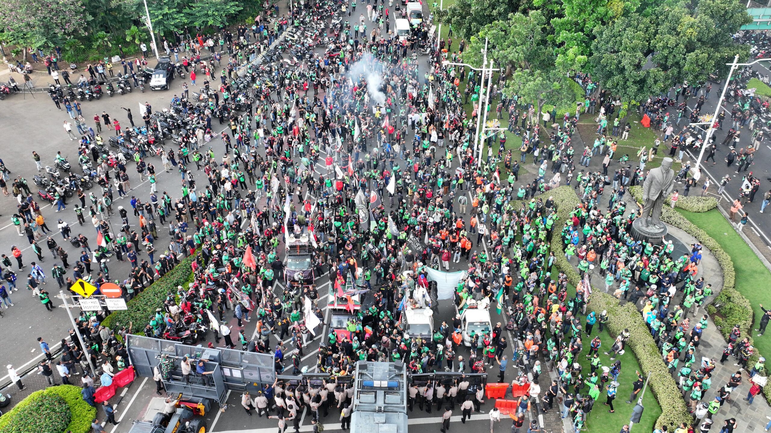 Jakarta Macet Total: Aksi Demo Ojol Tuntut Potongan 10% Bikin Lumpuh Lalu Lintas, Warga Mengeluh!