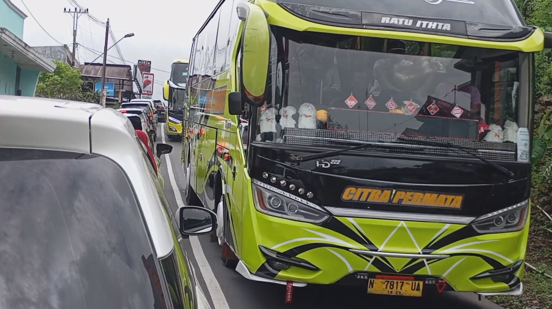 Liburan Panjang Waisak 2025, Wisata Guci Dipadati Pengunjung dan Macet di Jalur Masuk