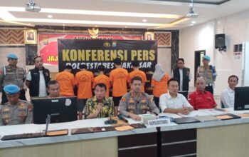 Polrestabes Makassar Konferensi Pers Kecurangan Seleksi Masuk Unhas