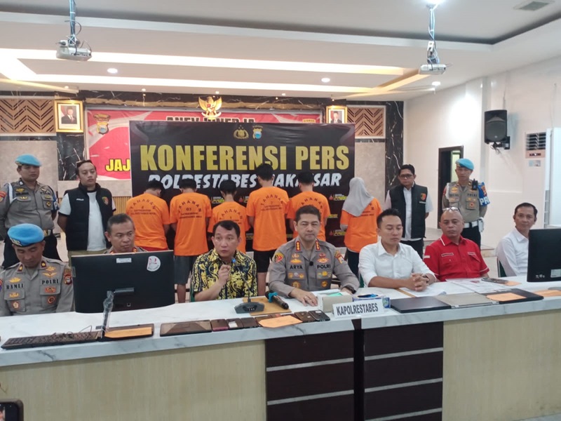 Polrestabes Makassar Konferensi Pers Kecurangan Seleksi Masuk Unhas