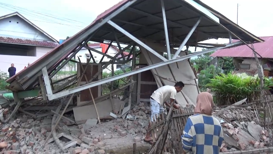 Puluhan Rumah Rusak Akibat Gempa Magnitudo 6,3 di Bengkulu