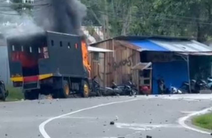 Demo Mahasiswa Universitas Cendrawasih Ricuh, Satu Truk Polisi Dibakar