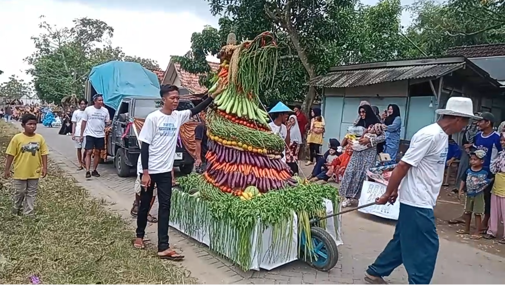 Sedekah Bumi Blora: Arak-arakan Tumpeng dan Naga dari Kacang Panjang Warnai Tradisi Tahunan