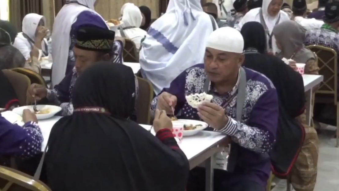 Perhatian bagi Jemaah Lansia, PPIH Embarkasi Surabaya Hadirkan Layanan Makanan Sehat