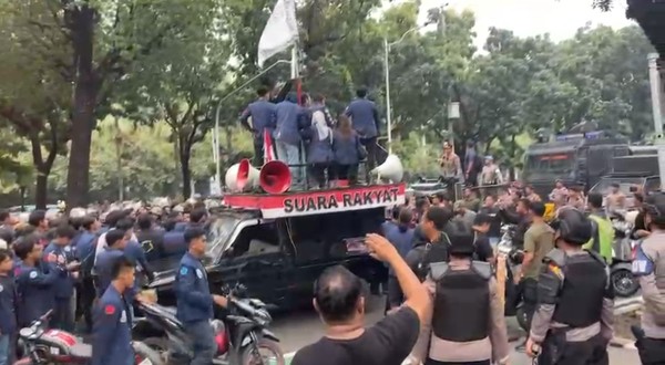 Kerusuhan Mahasiswa di Balai Kota Jakarta: 93 Massa Aksi Diamankan, Tujuh Polisi Terluka