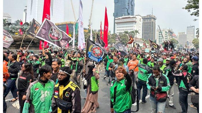 Jakarta Macet Total: Aksi Demo Ojol Tuntut Potongan 10% Bikin Lumpuh Lalu Lintas, Warga Mengeluh!