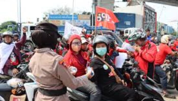 Polwan Polres Tanjung Priok Amankan May Day dengan Aksi Humanis, Bagikan Roti & Air Mineral untuk Para Buruh