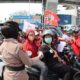 Polwan Polres Tanjung Priok Amankan May Day dengan Aksi Humanis, Bagikan Roti & Air Mineral untuk Para Buruh
