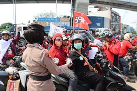 Polwan Polres Tanjung Priok Amankan May Day dengan Aksi Humanis, Bagikan Roti & Air Mineral untuk Para Buruh