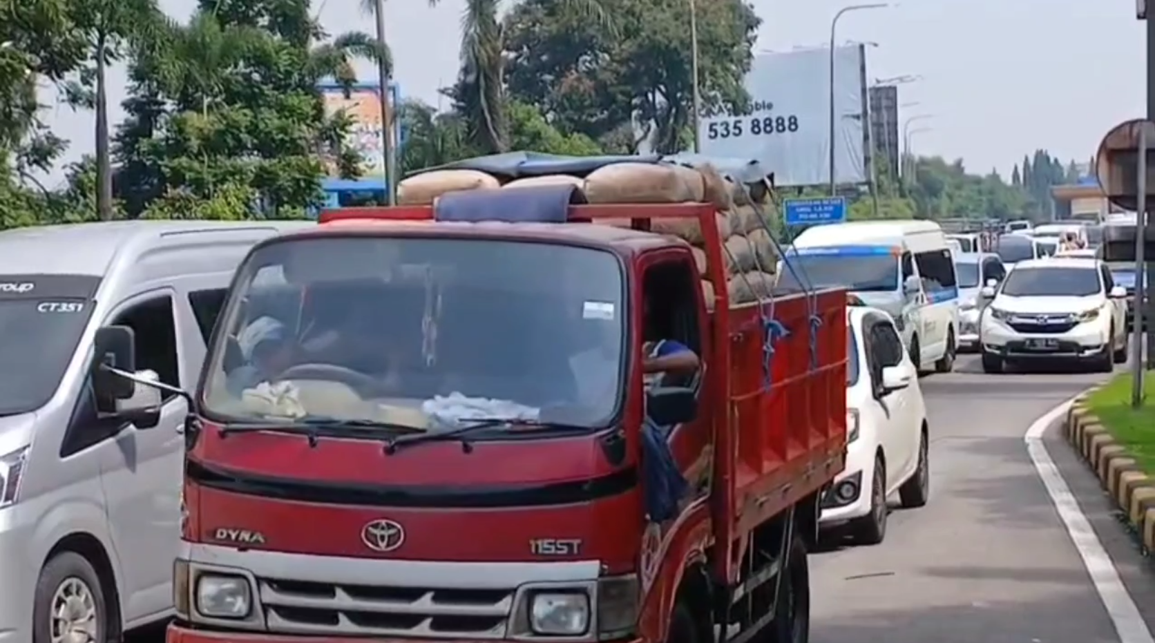 Libur Panjang, Arus Masuk Kota Bandung Padat di Gerbang Tol Pasteur