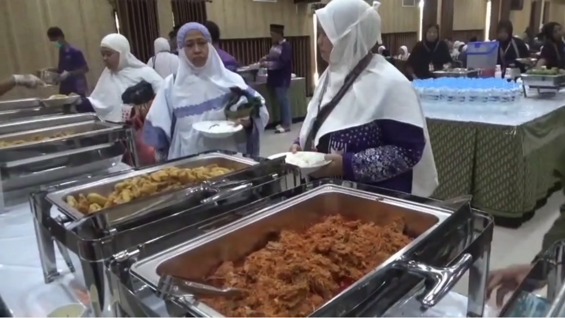 Perhatian bagi Jemaah Lansia, PPIH Embarkasi Surabaya Hadirkan Layanan Makanan Sehat PPIH Embarkasi Surabaya Hadirkan Layanan Makanan Sehat