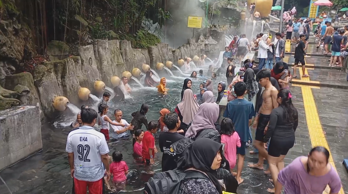 Liburan Panjang Waisak 2025, Wisata Guci Dipadati Pengunjung dan Macet di Jalur Masuk Wisata Guci Pancuran Tiga Belas, Kolam Air Panas di Kabupaten Tegal, Jawa Tengah