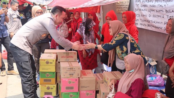 Ibu-ibu Buruh di Tangsel Gelar Aksi, Polisi Turun Beri Pelayanan & Harapan