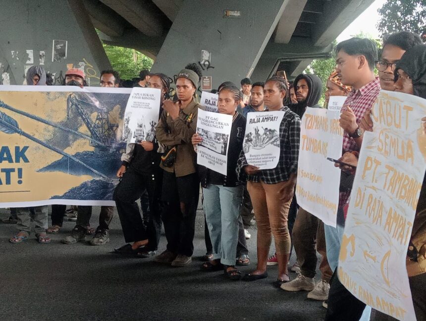 Mahasiswa Papua Demo Tolak Investor Asing di Tambang Raja Ampat