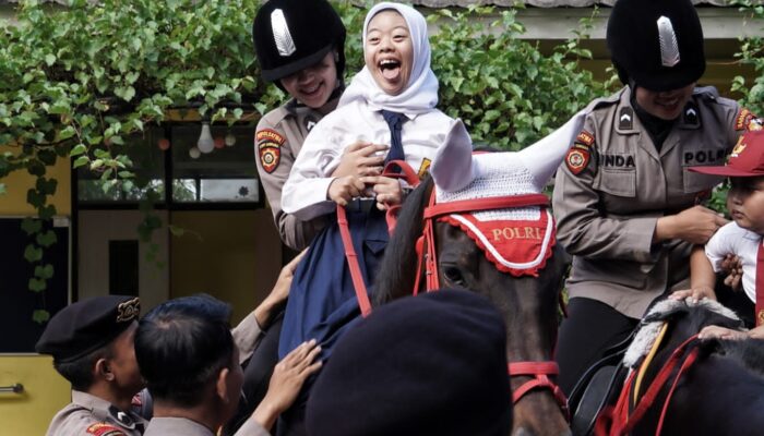 Ditpolsatwa Polri Kenalkan Profesi Polisi Satwa kepada Siswa SLBN Depok Lewat Kegiatan Edukasi Inklusif