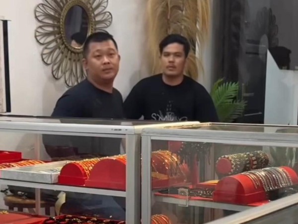 Anggota BIN Pamer Senjata Api di Toko Emas Medan Johor