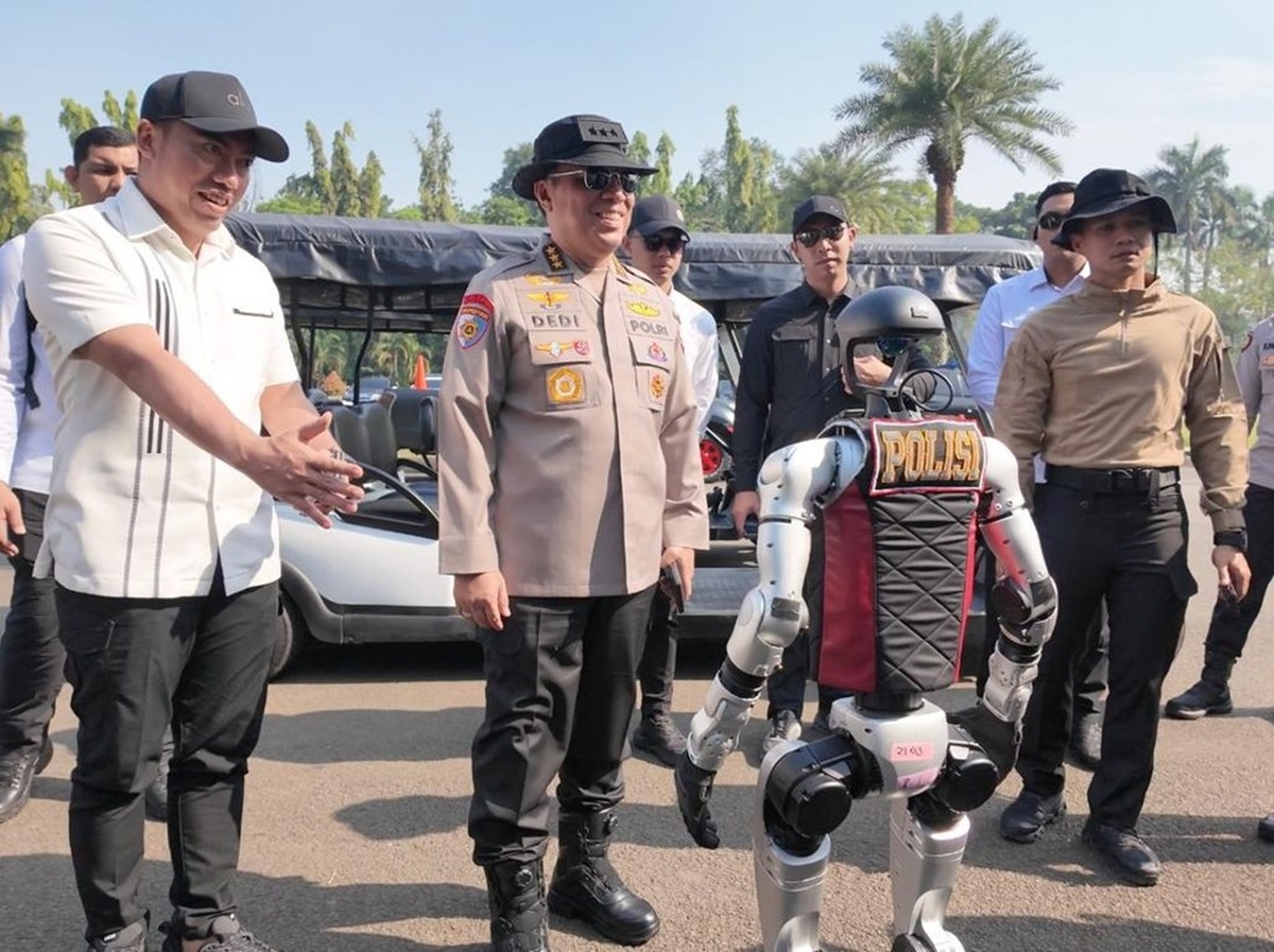Dedi Prasetyo Lihat Robot Humanoid di Monas - Holopis