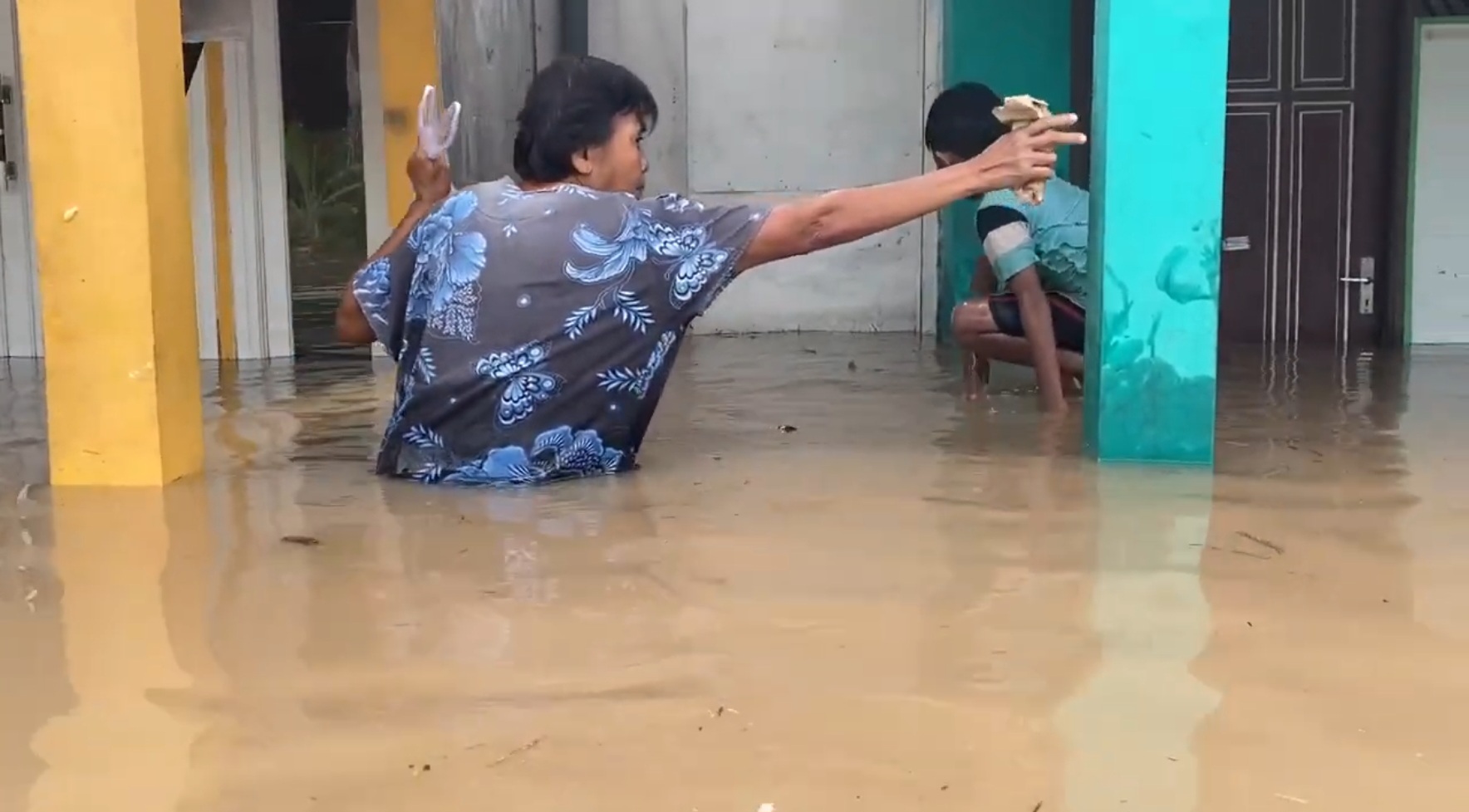 Banjir Rendam Ratusan Rumah di Jombang, Warga Tak Mau Mengungsi