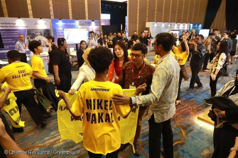 Protes Greenpeace Warnai Konferensi Nikel, Empat Aktivis Diamankan