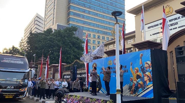 Kapolri Pimpin Pelepasan 700 Buruh Korban PHK ke Tempat Kerja Baru
