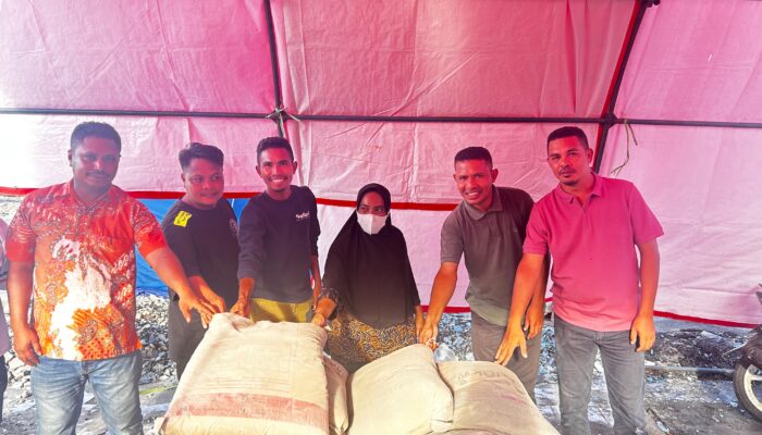 Fadli Rumakefing Salurkan Bantuan untuk Korban Kebakaran di SBT